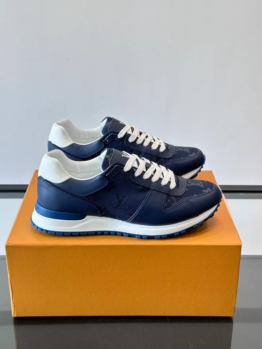 p520《＊OUIS＊UOTTO＊》Run Away men's sports shoes, first-layer cowhide + Monogram embossing, delicate texture and durable. The soles are made of foam + rubber, are light and elastic, and are comfortable to wear for a long time without tiring your feet. The tongue is long and stiff, so it is recommended to wear thick socks to improve the foot feel. The overall design is simple and versatile, and can be easily worn with jeans, casual pants, and suits. It is OK for commuting, shopping, and light exercise! The LV logo on the side of the shoe is very recognizable, and it is full of low-key luxury. It is a high-end sports shoe that is both business casual and trendy👟! size: 38-44 (45 46 customized)